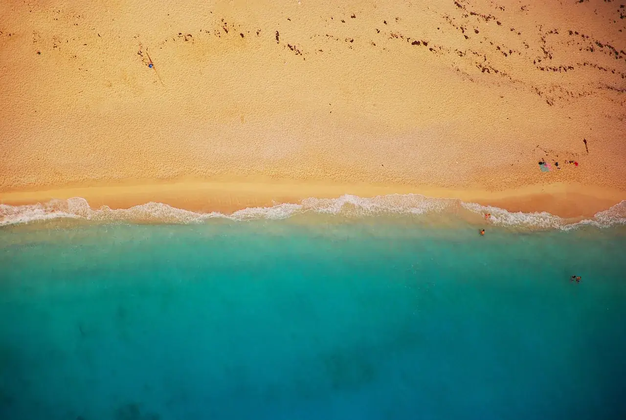 Plaża z ludźmi sfotografowana z drona
